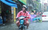 Nằm sát sông Tô Lịch nhưng mưa 1 tiếng, đường Bùi Xương Trạch ngập sâu 3 tiếng